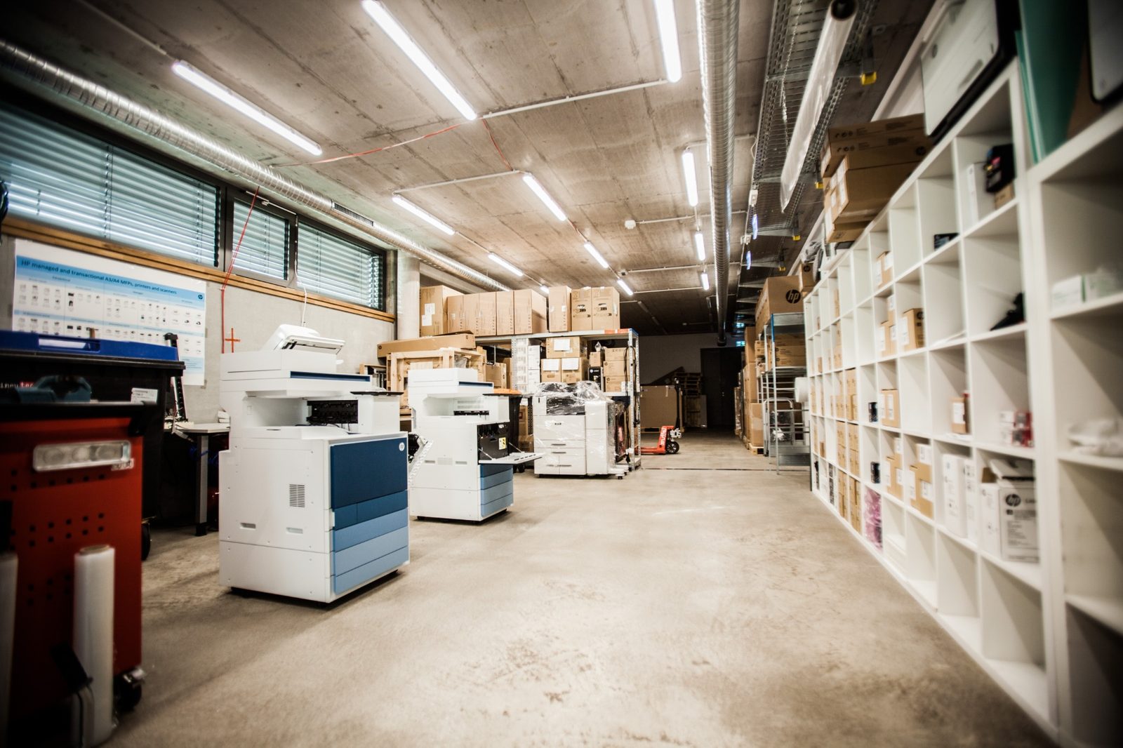 mineutec Logistikbereich mit professionellen Drucksystemen für Geschäftskunden
