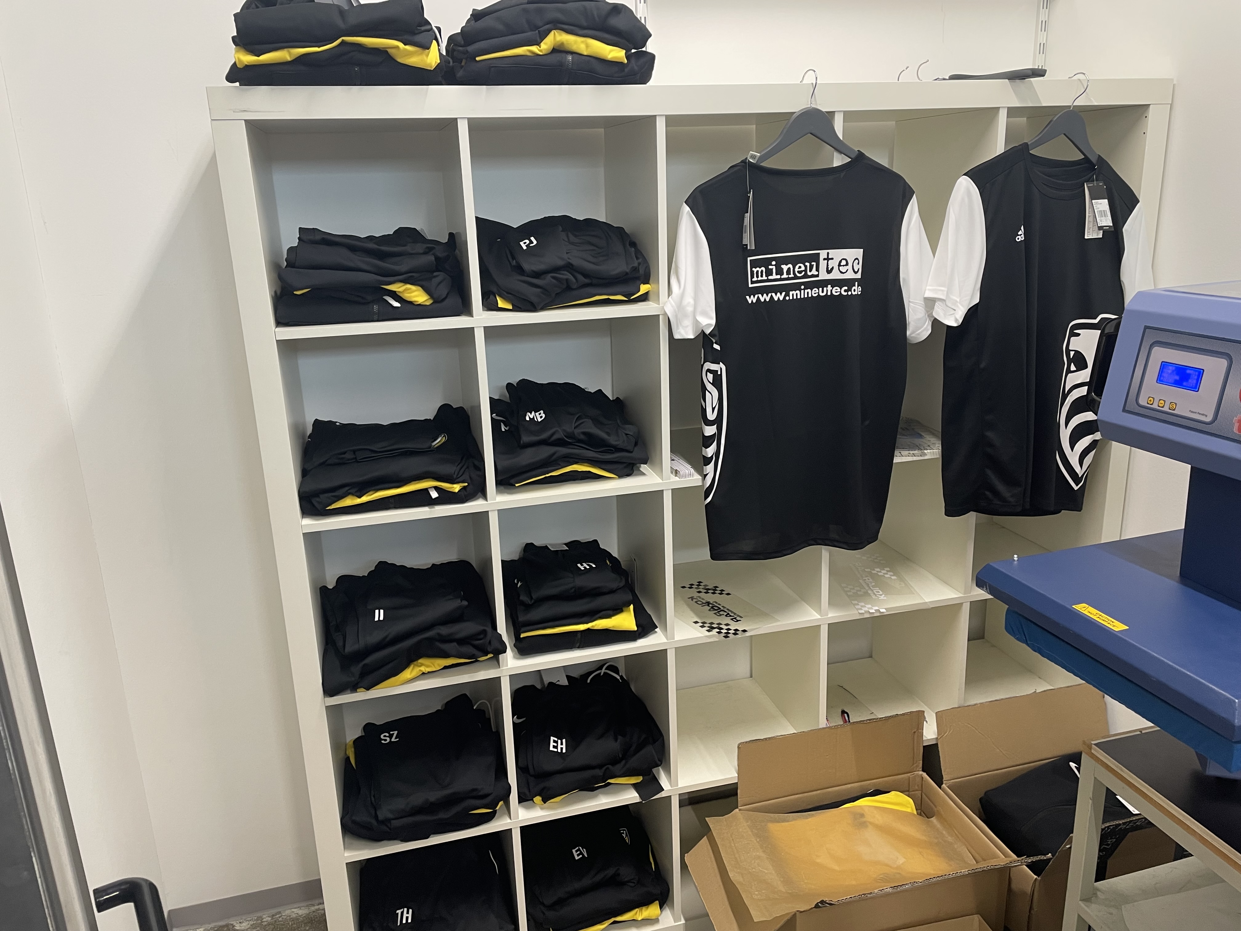 Vorbereitete Teamkleidung und Transferpresse bei mineutec